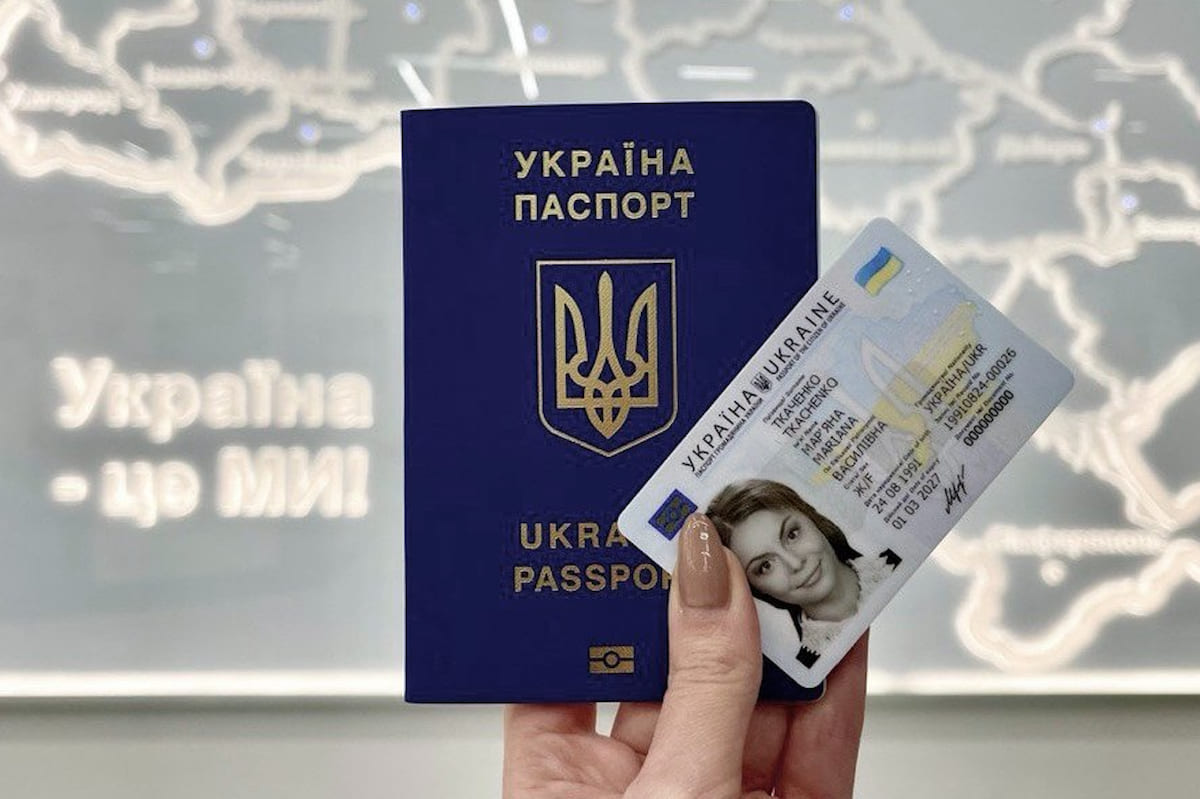 Опубліковано список категорій чоловіків призовного віку, які можуть отримати паспорт за кордоном