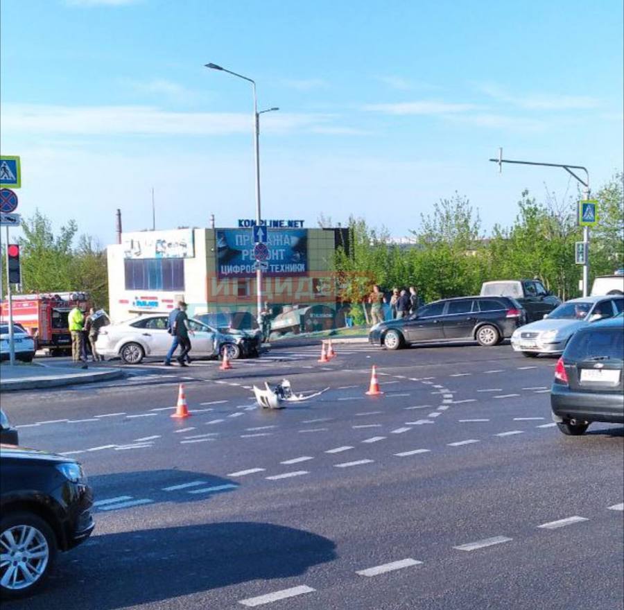 У Луганську бензовоз росіян врізався в легковик, а після — протаранив стіну магазину. Опубліковані відео