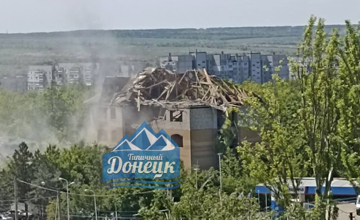 В окупованому Донецьку &#8220;приліт&#8221; по будівлі ресторану, повідомляють про трьох загиблих. Опубліковано фото та відео наслідків