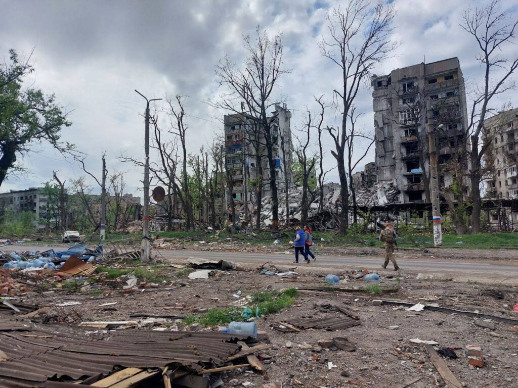 Зруйнували місто та розвісили російські прапори. З’явилися свіжі фотографії Авдіївки