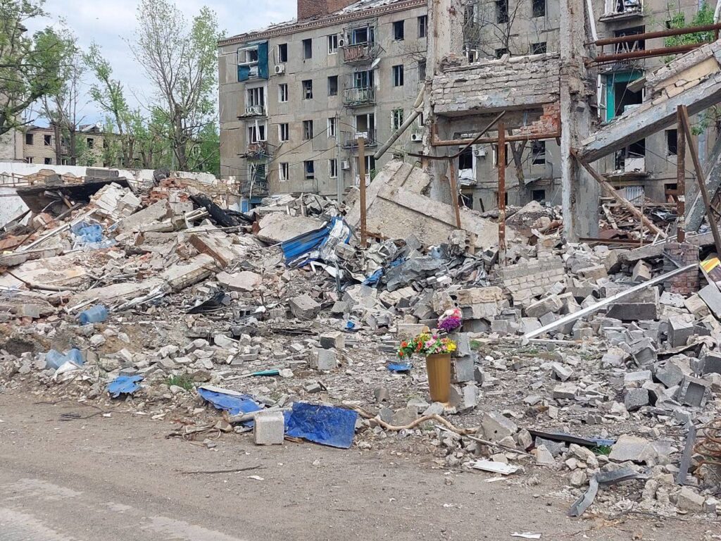 Зруйнували місто та розвісили російські прапори. З’явилися свіжі фотографії Авдіївки