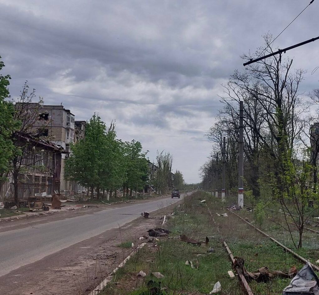 Зруйнували місто та розвісили російські прапори. З’явилися свіжі фотографії Авдіївки