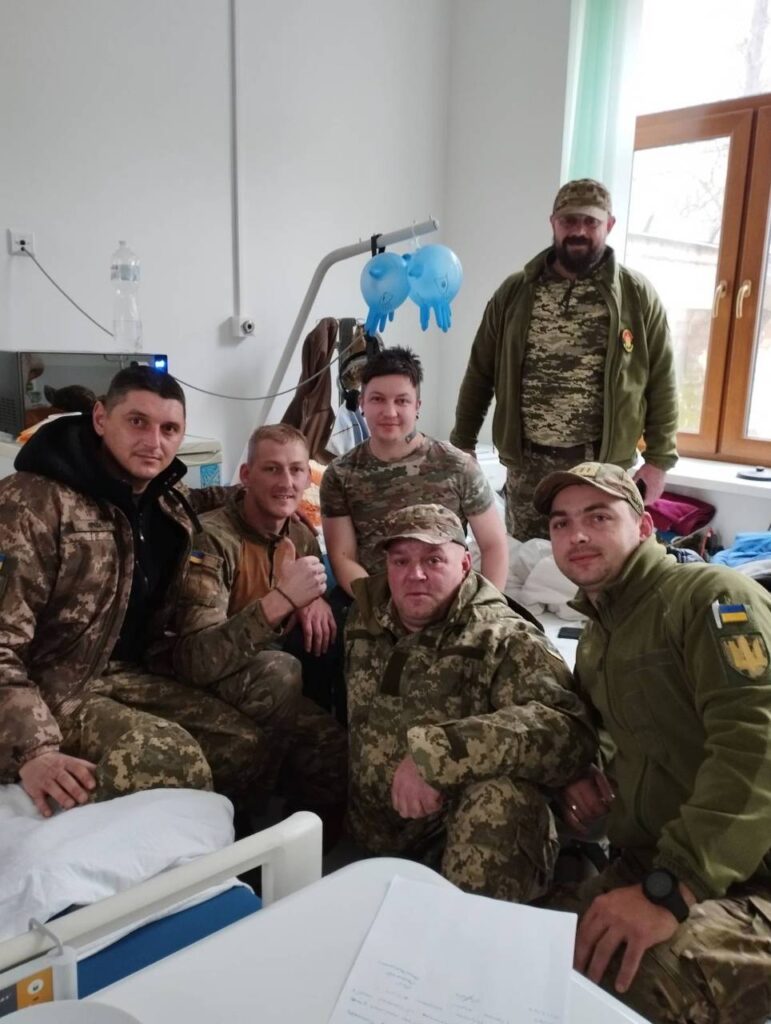 Бачив “мультики” про пластикові танки: історія оборонця Бахмута, який провів 7 днів у комі