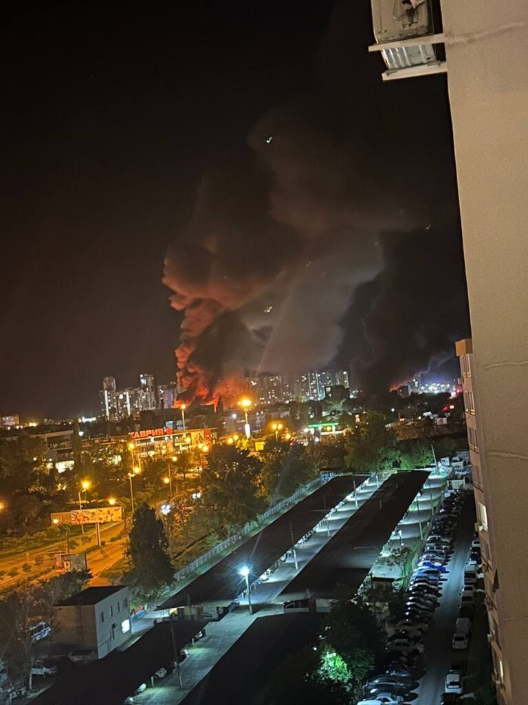 Окупанти атакували Одесу балістичними ракетами. Є фотографії великої пожежі