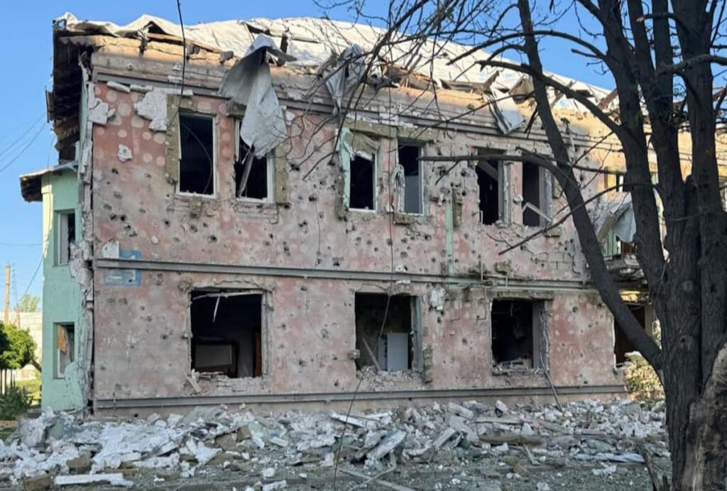 Росіяни обстріляли Курахове на Донеччині, є загиблі. Опубліковано фото з місця “прильотів”