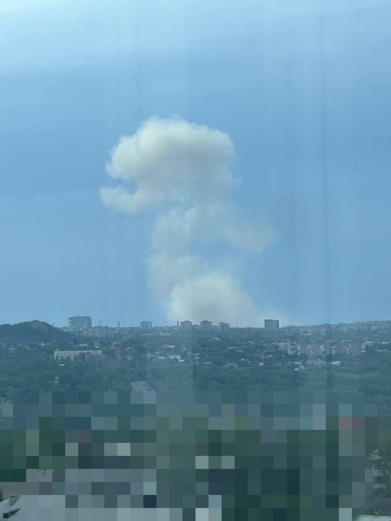 В окупованому Донецьку пролунав сильний вибух. Опубліковані фотографії стовпа диму