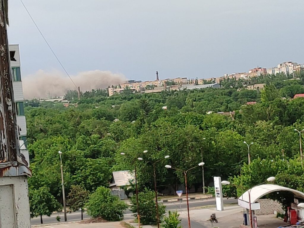 В окупованому Донецьку пролунав сильний вибух. Опубліковані фотографії стовпа диму