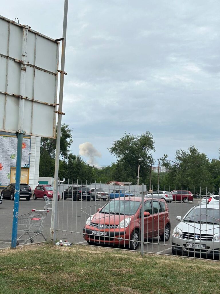В окупованому Донецьку пролунав сильний вибух. Опубліковані фотографії стовпа диму