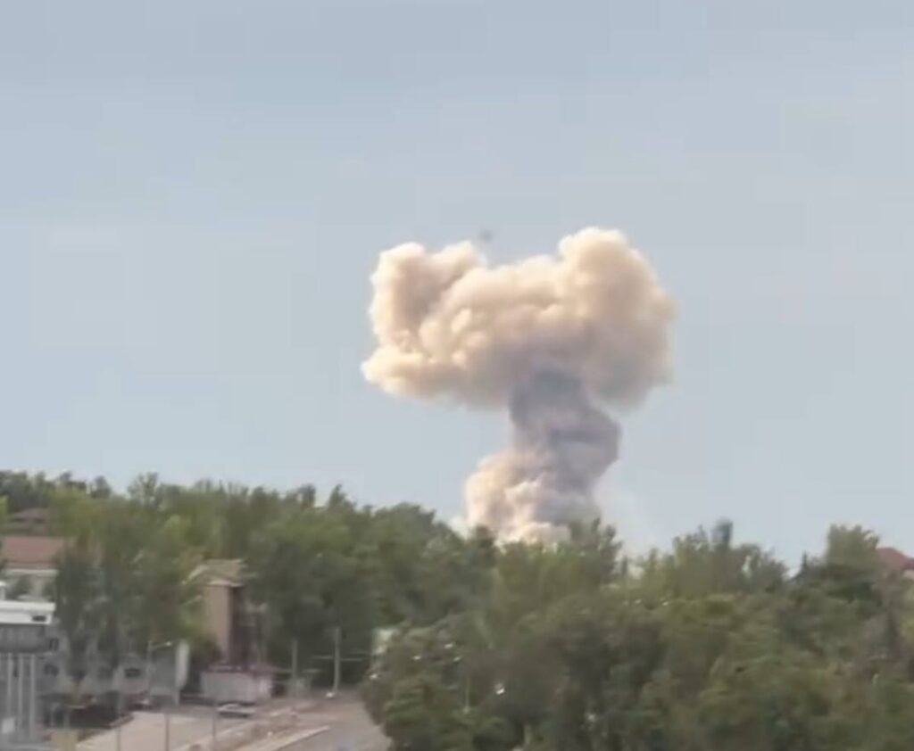 В окупованому Донецьку пролунав сильний вибух. Опубліковані фотографії стовпа диму