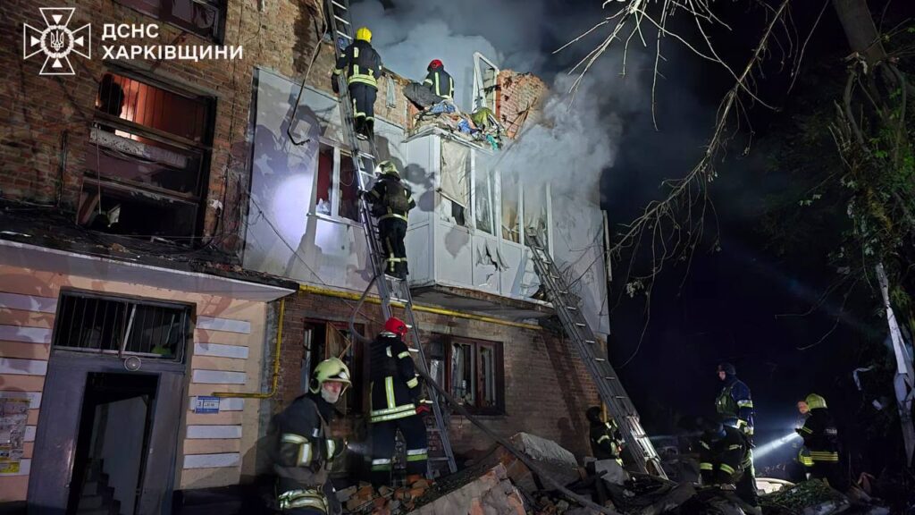 У Харкові показали наслідки нічного обстрілу ракетами. Під завалами ще можуть перебувати люди