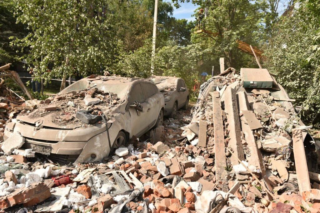 У Харкові показали наслідки нічного обстрілу ракетами. Під завалами ще можуть перебувати люди