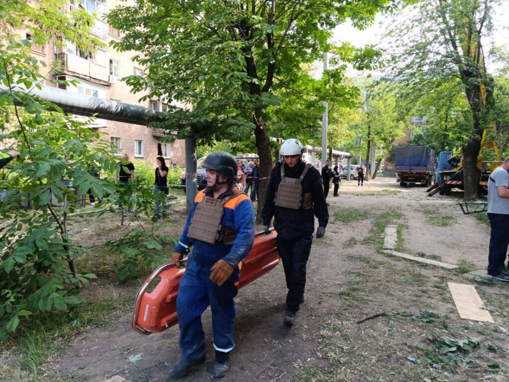 У Харкові показали наслідки нічного обстрілу ракетами. Під завалами ще можуть перебувати люди
