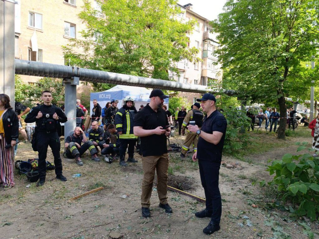У Харкові показали наслідки нічного обстрілу ракетами. Під завалами ще можуть перебувати люди