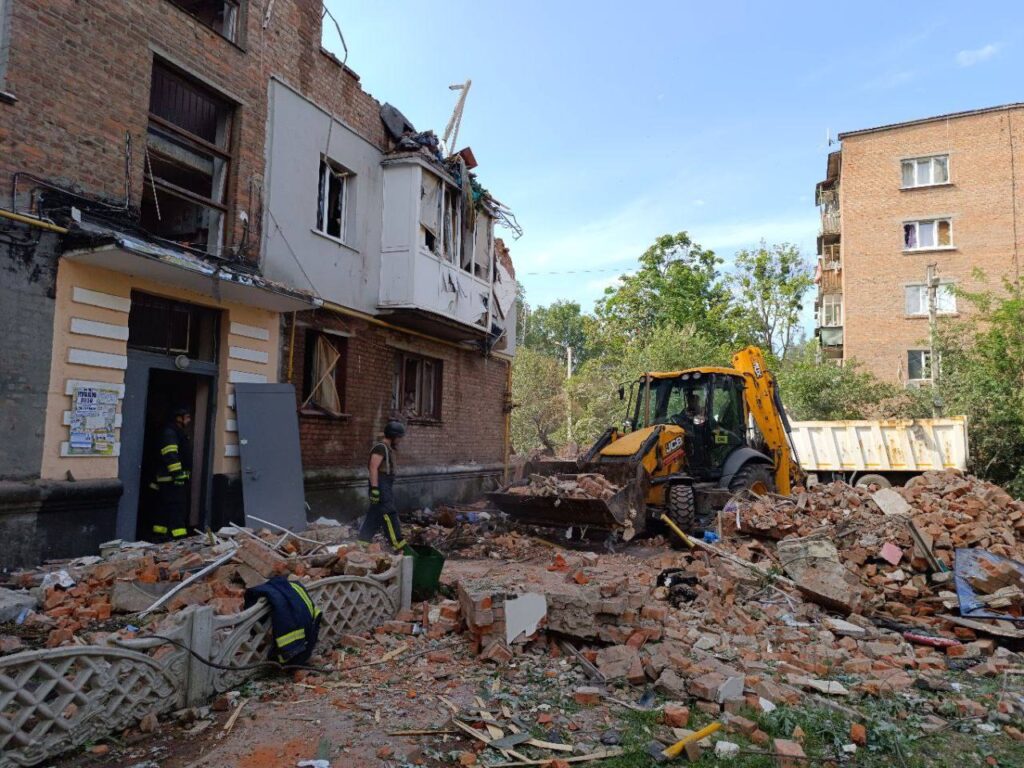 У Харкові показали наслідки нічного обстрілу ракетами. Під завалами ще можуть перебувати люди