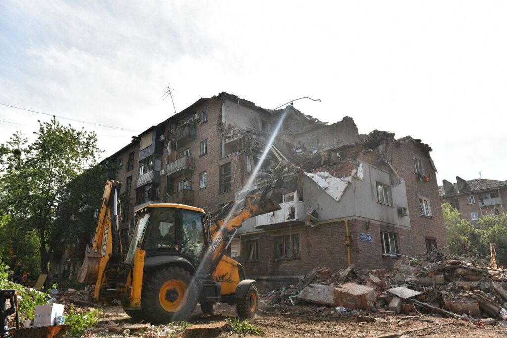 У Харкові показали наслідки нічного обстрілу ракетами. Під завалами ще можуть перебувати люди