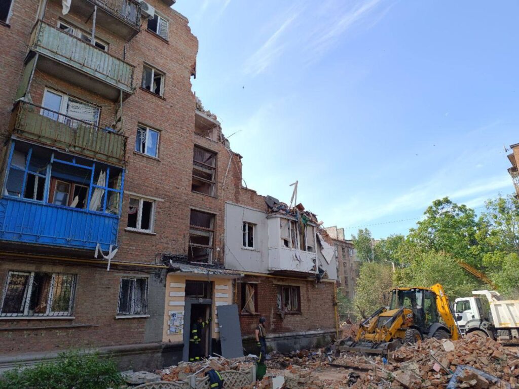 У Харкові показали наслідки нічного обстрілу ракетами. Під завалами ще можуть перебувати люди