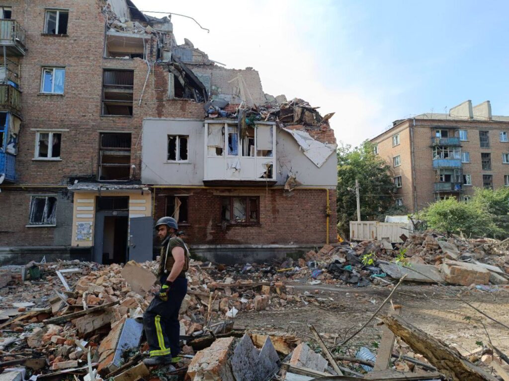 У Харкові показали наслідки нічного обстрілу ракетами. Під завалами ще можуть перебувати люди