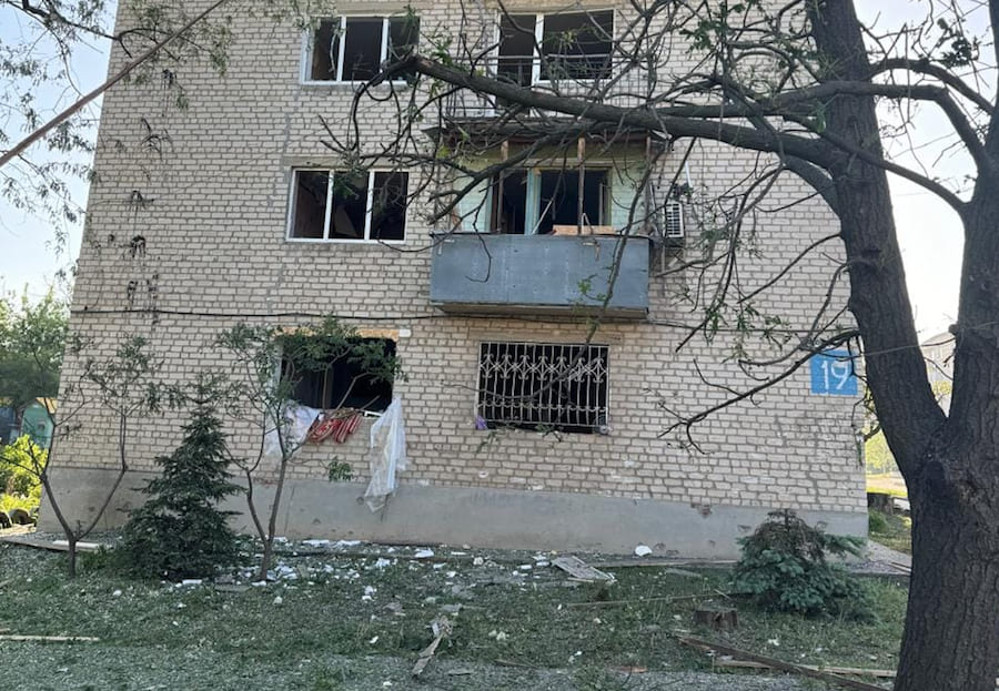 Росіяни обстріляли Курахове на Донеччині, є загиблі. Опубліковано фото з місця “прильотів”