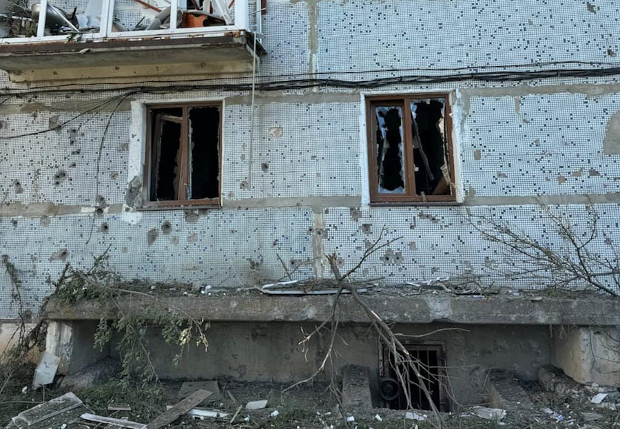 Росіяни обстріляли Курахове на Донеччині, є загиблі. Опубліковано фото з місця “прильотів”