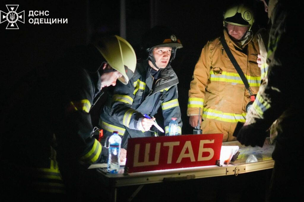 Рятувальники показали, як ліквідують пожежу після ракетного удару росіян