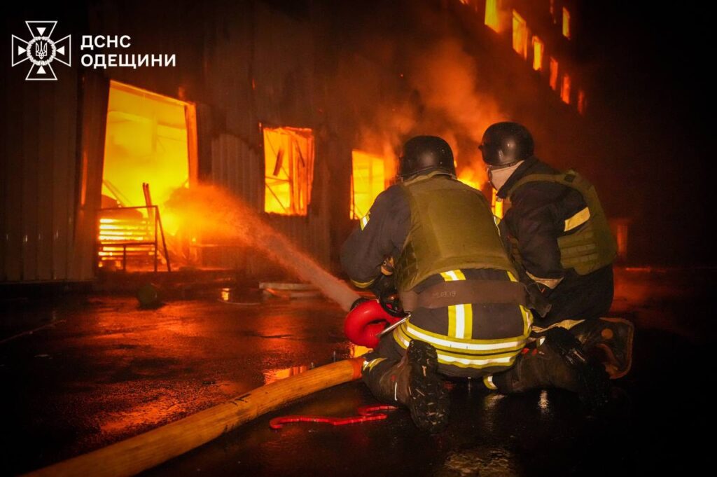 Рятувальники показали, як ліквідують пожежу після ракетного удару росіян