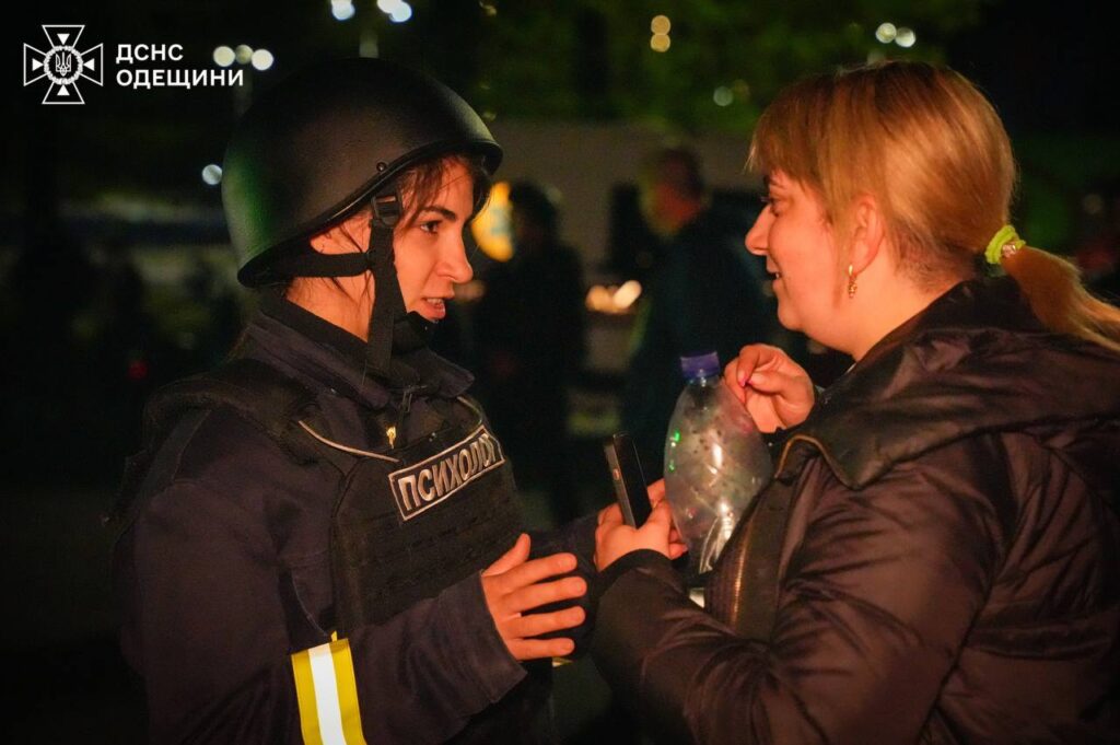 Рятувальники показали, як ліквідують пожежу після ракетного удару росіян