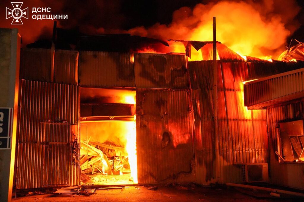 Рятувальники показали, як ліквідують пожежу після ракетного удару росіян