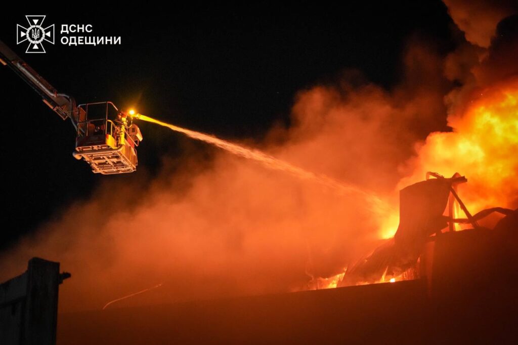 Рятувальники показали, як ліквідують пожежу після ракетного удару росіян