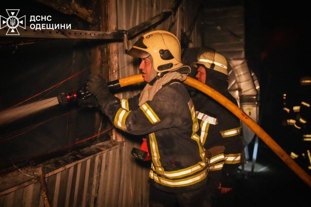 Рятувальники показали, як ліквідують пожежу після ракетного удару росіян