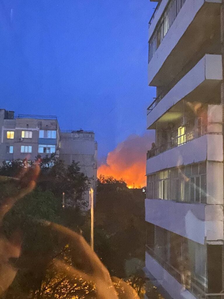 У Луганську прогриміла серія вибухів, на місці “прильоту” почалася масштабна пожежа. Опубліковано відео