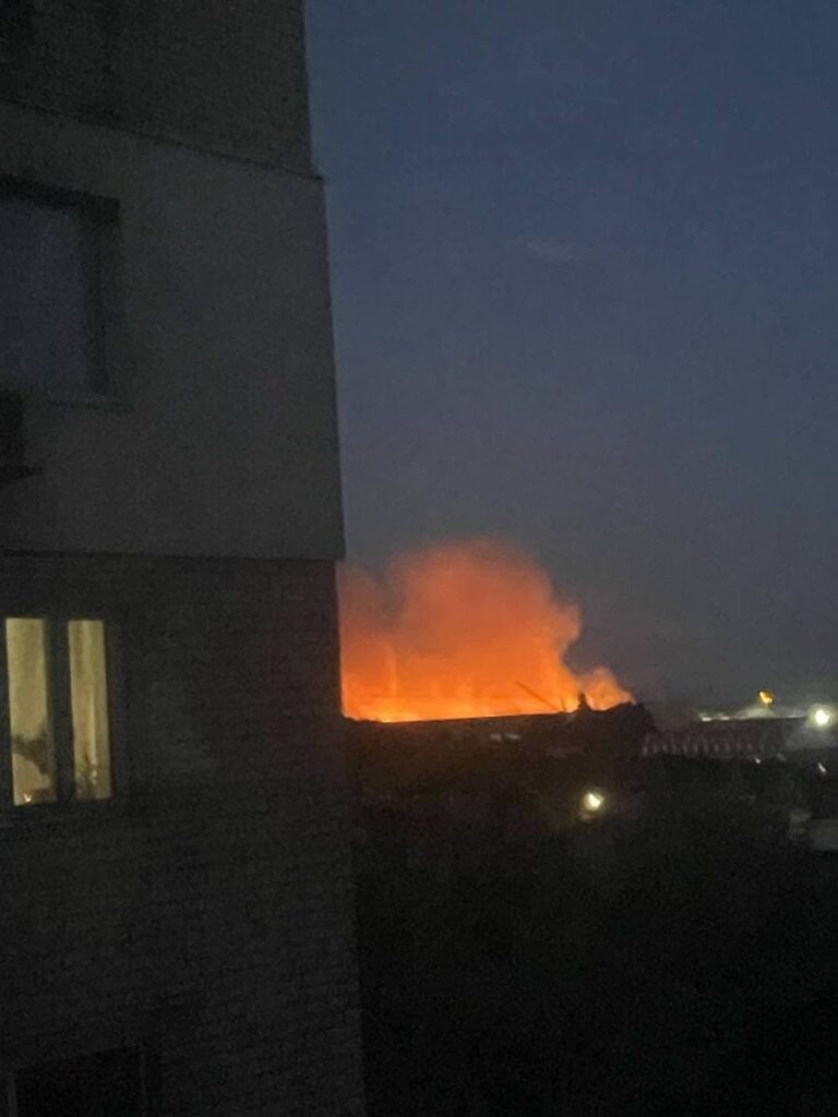 У Луганську прогриміла серія вибухів, на місці “прильоту” почалася масштабна пожежа. Опубліковано відео