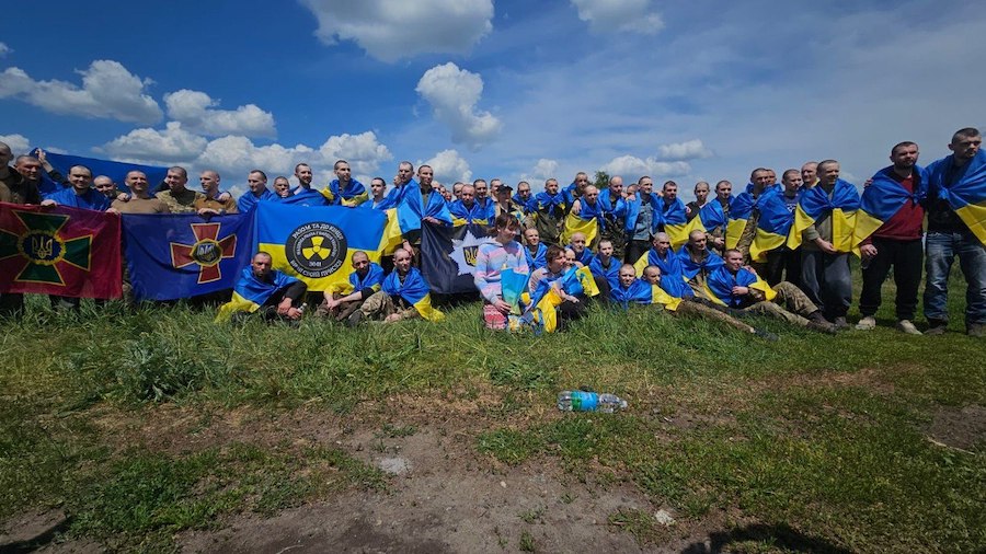 Україна та Росія здійснили обмін полоненими, додому повернулися 75 осіб. Опубліковано фото