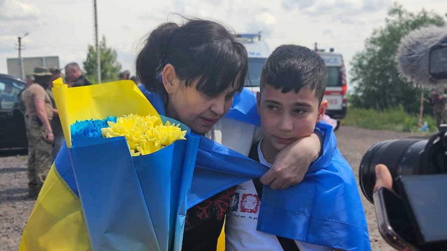 Україна та Росія здійснили обмін полоненими, додому повернулися 75 осіб. Опубліковано фото