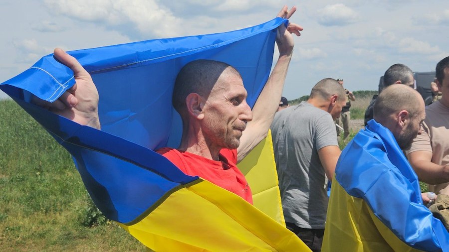 Україна та Росія здійснили обмін полоненими, додому повернулися 75 осіб. Опубліковано фото