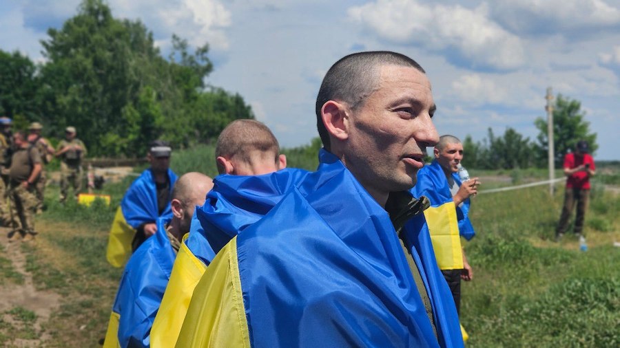 Україна та Росія здійснили обмін полоненими, додому повернулися 75 осіб. Опубліковано фото