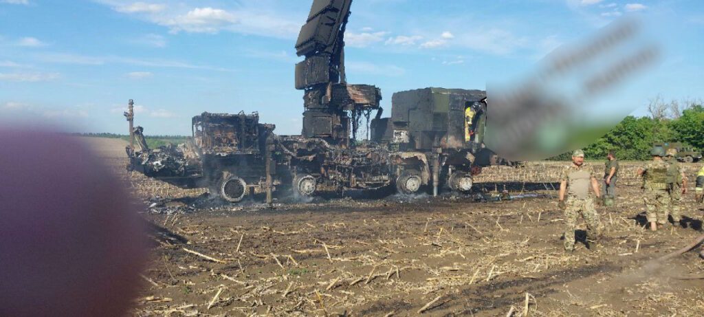 ЗСУ уразили російський комплекс С-400. У мережі показали, що залишилося від російського ЗРК