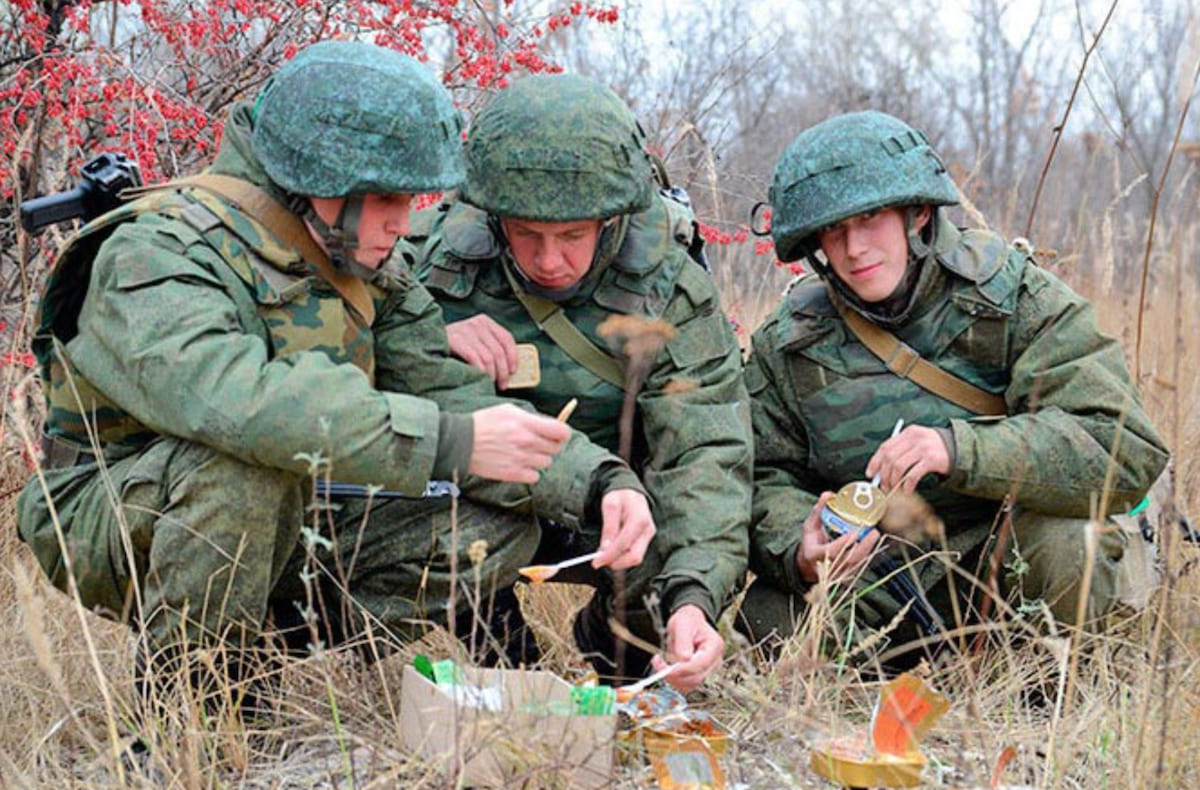 Замість відпочинку на канікулах діти на ТОТ готуватимуть сухі борщі для російських військових