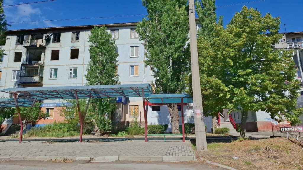 “Їдальня СРСР” на фоні спаленої багатоповерхівки. Жителі Сєвєродонецька показали, як виглядає місто