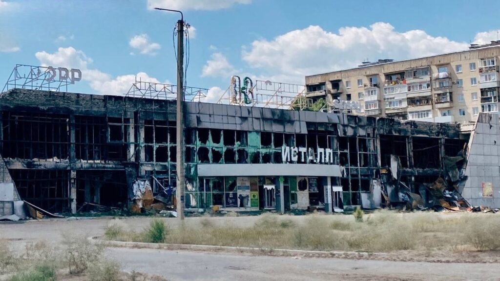 “Їдальня СРСР” на фоні спаленої багатоповерхівки. Жителі Сєвєродонецька показали, як виглядає місто
