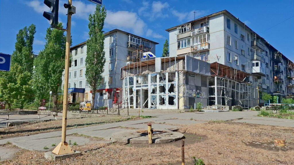 “Їдальня СРСР” на фоні спаленої багатоповерхівки. Жителі Сєвєродонецька показали, як виглядає місто