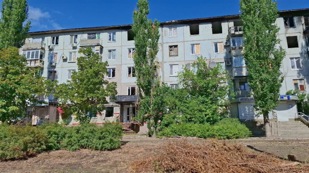 “Їдальня СРСР” на фоні спаленої багатоповерхівки. Жителі Сєвєродонецька показали, як виглядає місто