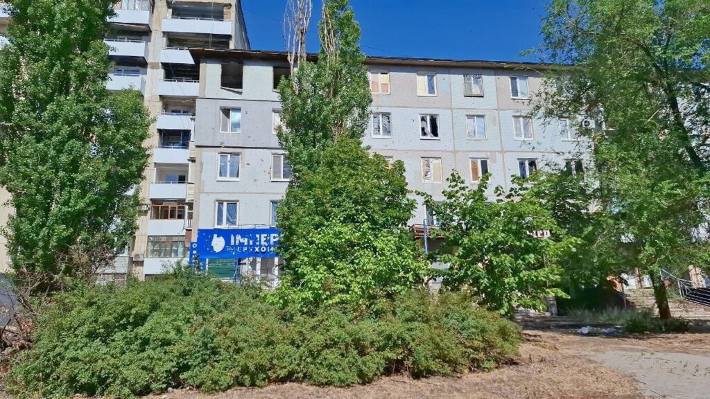 “Їдальня СРСР” на фоні спаленої багатоповерхівки. Жителі Сєвєродонецька показали, як виглядає місто