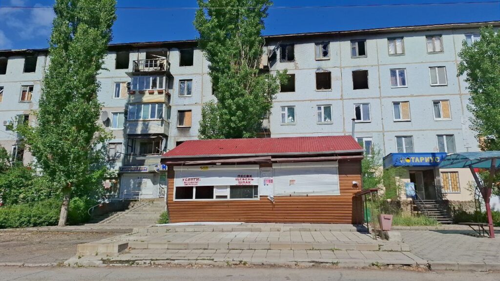 “Їдальня СРСР” на фоні спаленої багатоповерхівки. Жителі Сєвєродонецька показали, як виглядає місто