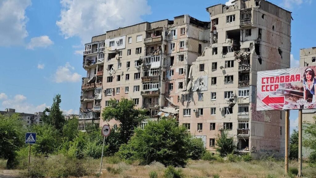 “Їдальня СРСР” на фоні спаленої багатоповерхівки. Жителі Сєвєродонецька показали, як виглядає місто