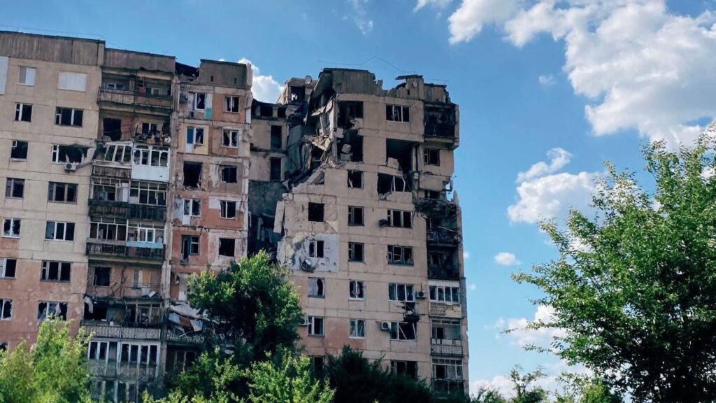 “Їдальня СРСР” на фоні спаленої багатоповерхівки. Жителі Сєвєродонецька показали, як виглядає місто