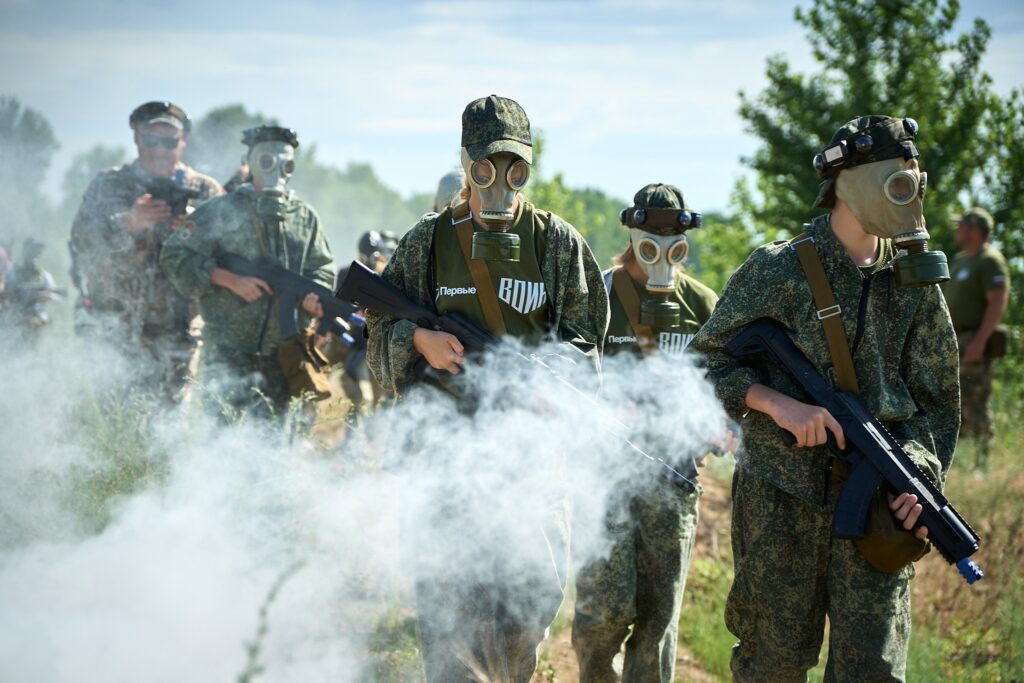 У Росії показали, як вчили українських дітей користуватися гвинтівками та дронами
