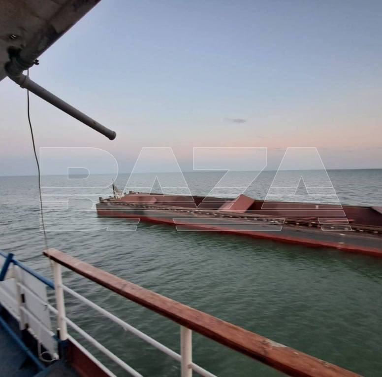 З’явилися фотографії буксиру та баржі, які дрон атакував в Азовському морі