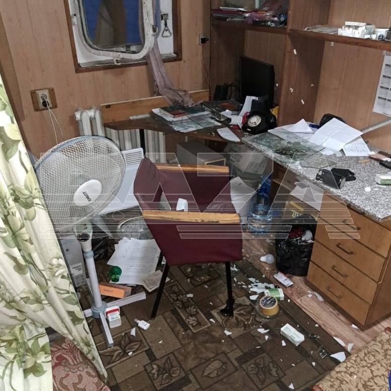 З’явилися фотографії буксиру та баржі, які дрон атакував в Азовському морі