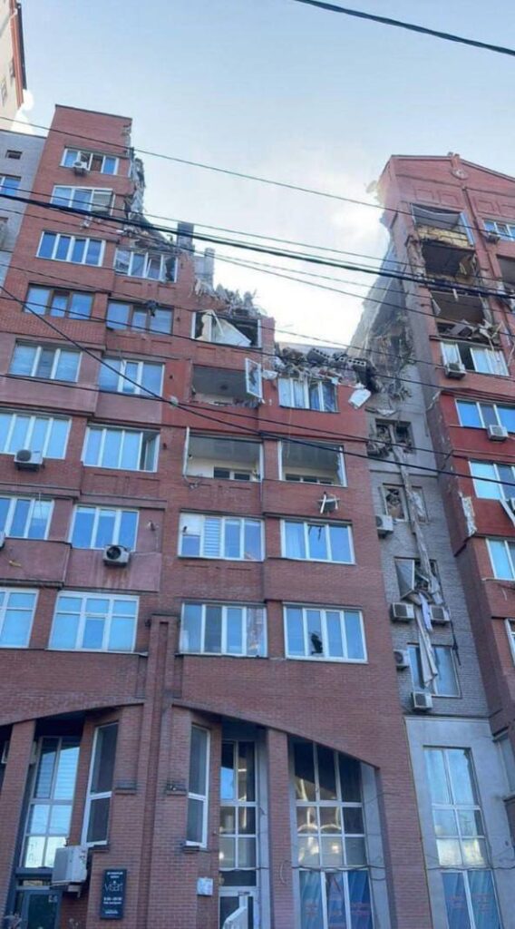 Росіяни вдарили по дев’ятиповерхівці у Дніпрі. Опубліковане відео
