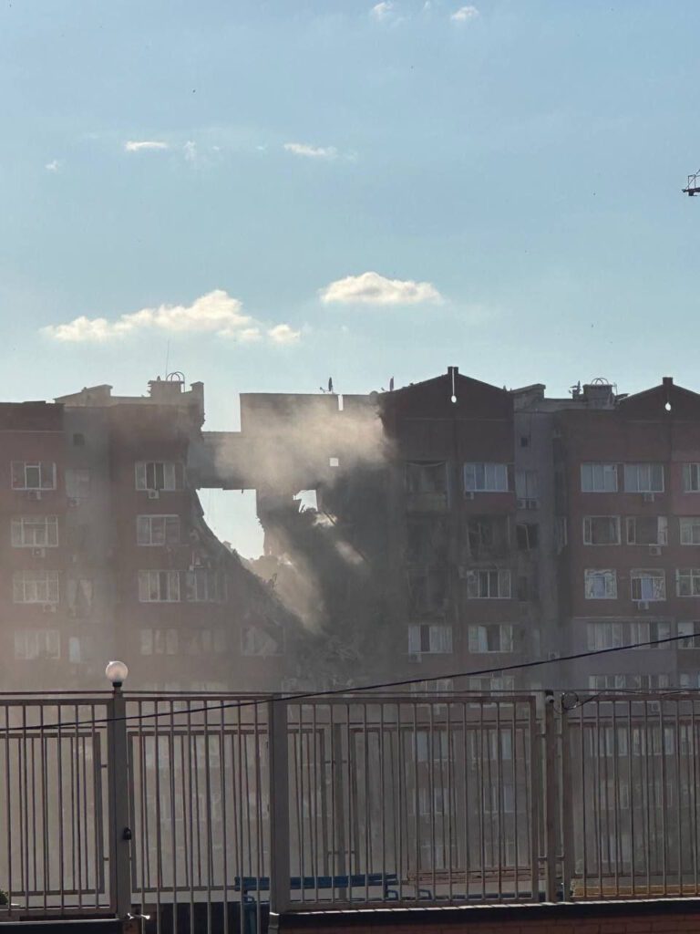 Росіяни вдарили по дев’ятиповерхівці у Дніпрі. Опубліковане відео